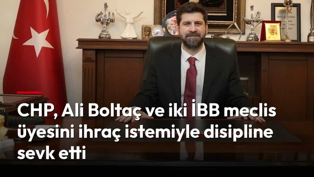 Ali Boltaç, Türk bayrağı ve belediye flaması bulunan makam odasında masasının başında oturuyor.