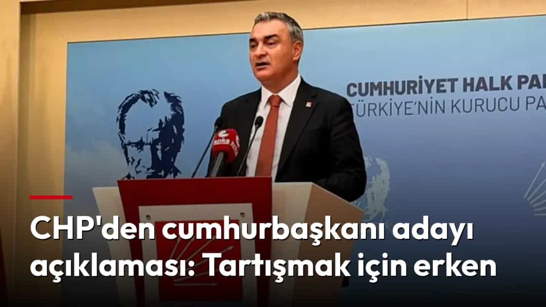 Müslim Sarı, CHP amblemli kürsüde konuşma yaparken.