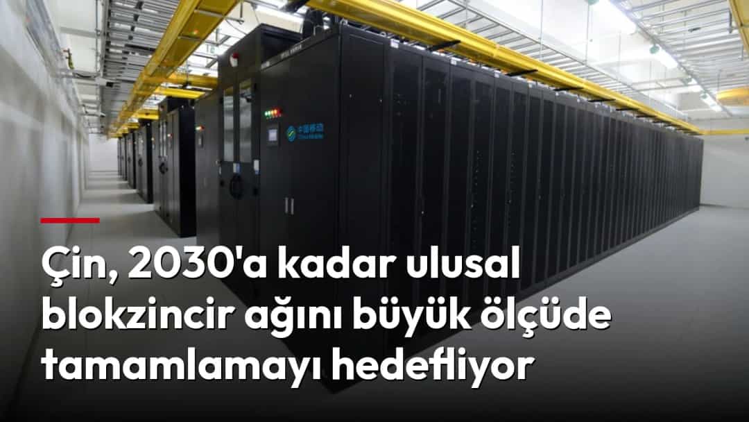 Bir veri merkezinde sıralar hâlinde dizilmiş sunucu kabinetleri.