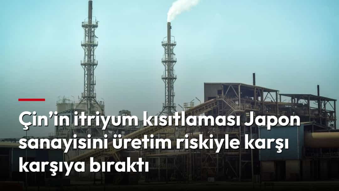 Bacalarından duman yükselen büyük bir sanayi tesisi.