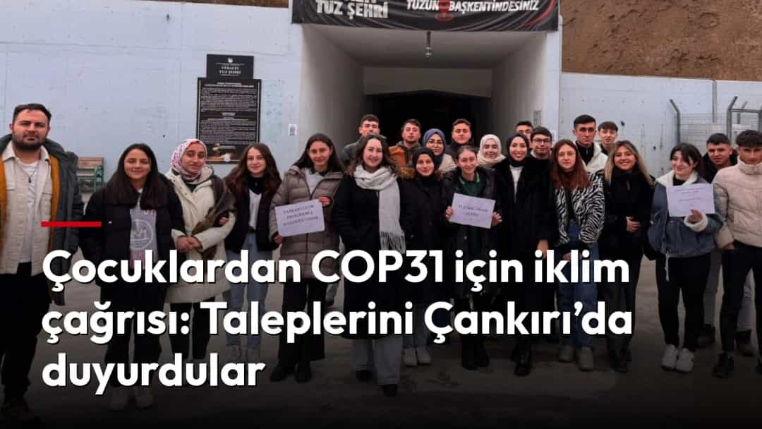Çocuklar, iklim taleplerini yazılı dövizlerle Çankırı’daki yer altı tuz şehri girişinde duyuruyor.