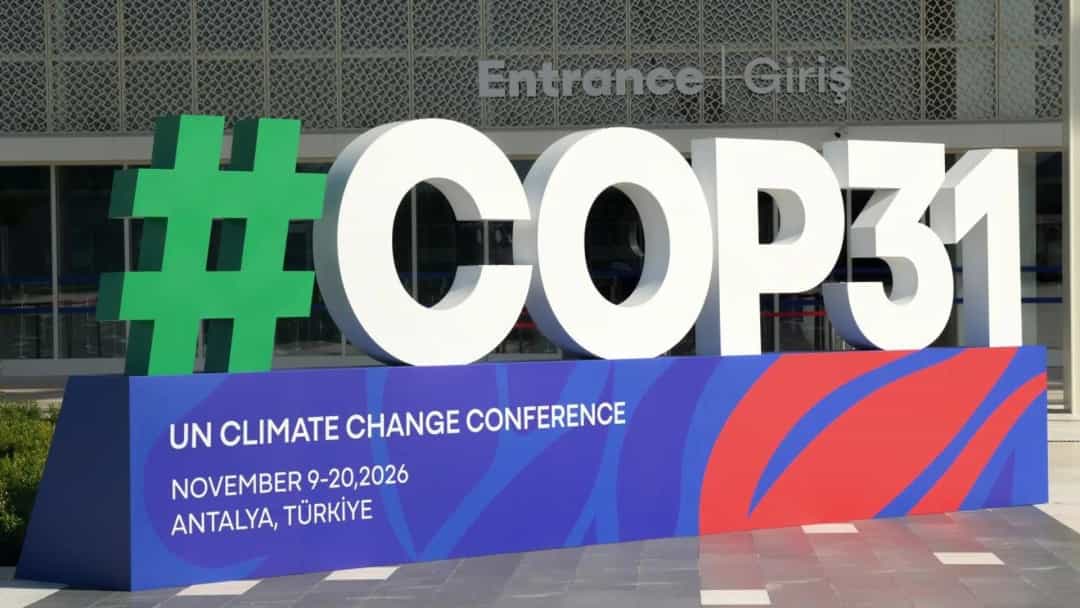 Antalya'daki COP31 iklim konferansının girişinde büyük COP31 tabelası.