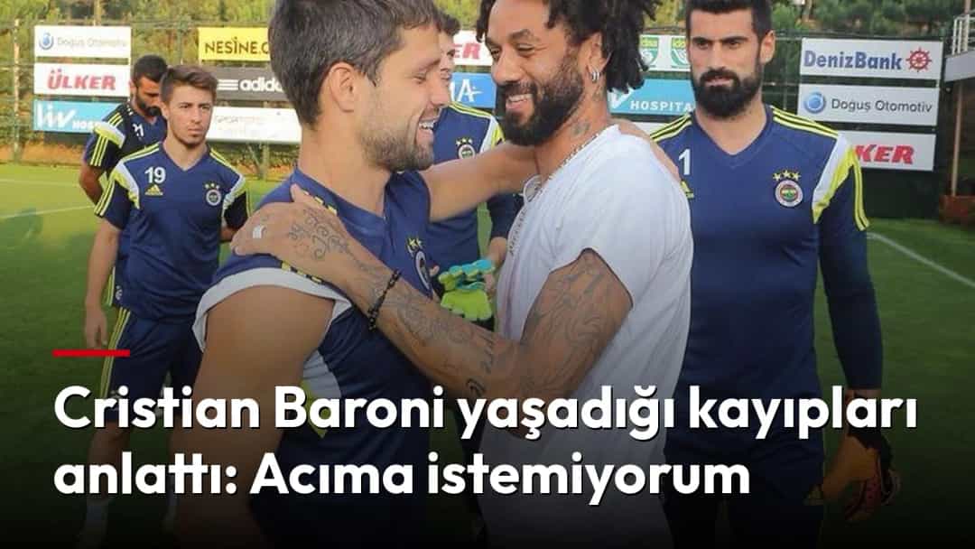 Cristian Baroni, Fenerbahçe antrenmanı sırasında takım arkadaşıyla sarılırken.