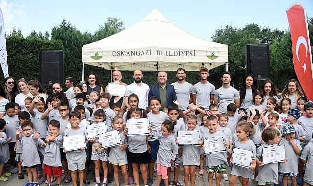 Osmangazi’de minikler yaz tatilinde yüzmeyi öğrendi görseli