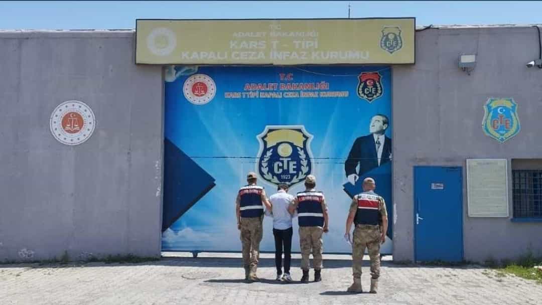 Kars’ta hakkında 6 yıl 8 ay hapis cezası bulunan şahıs jandarmadan kaçamadı görseli