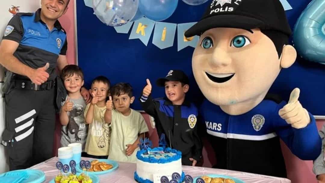 Minik Çınar’a polislerden sürpriz doğum günü kutlaması görseli