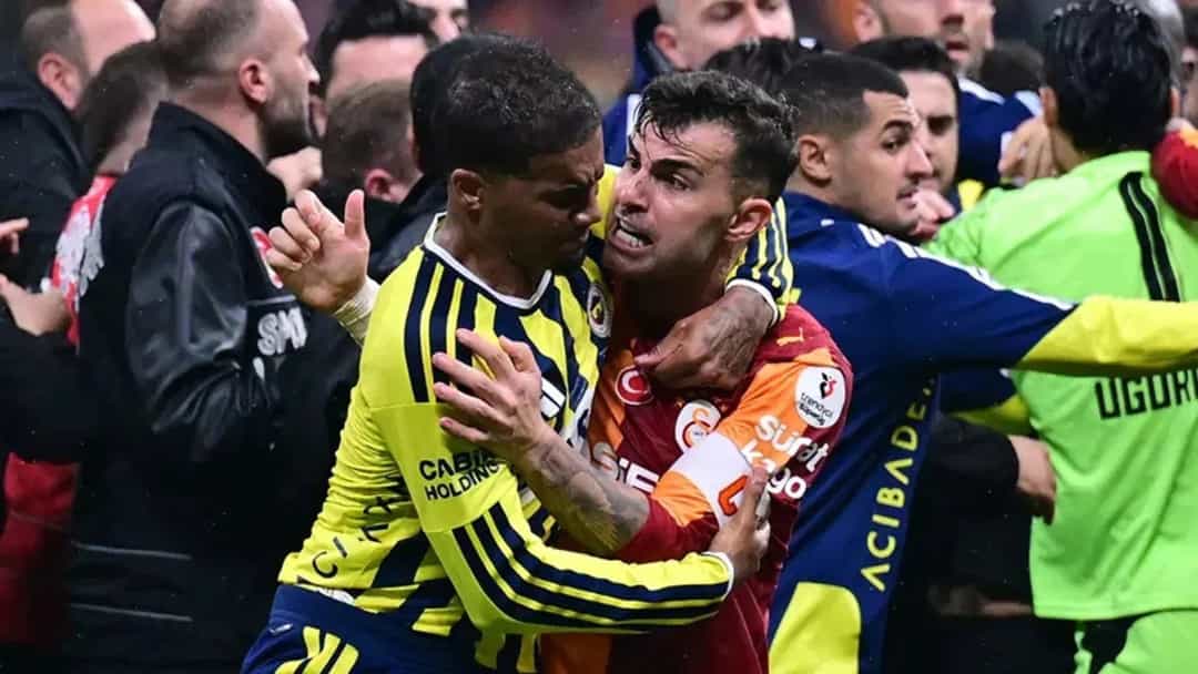 Derbi sırasında Fenerbahçeli Archie Brown ile Galatasaraylı Abdülkerim Bardakcı arasında yaşanan gerginlik.