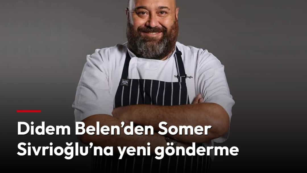 Somer Sivrioğlu, kollarını bağlamış halde koyu gri bir fon önünde poz veriyor.