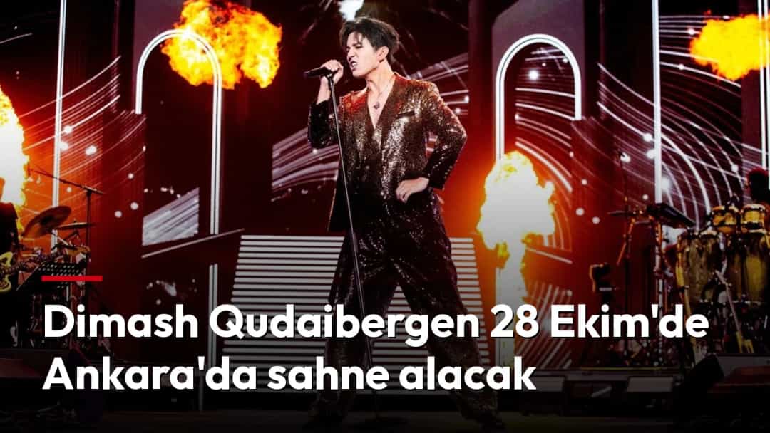 Dimash Qudaibergen sahnede mikrofonla şarkı söylerken