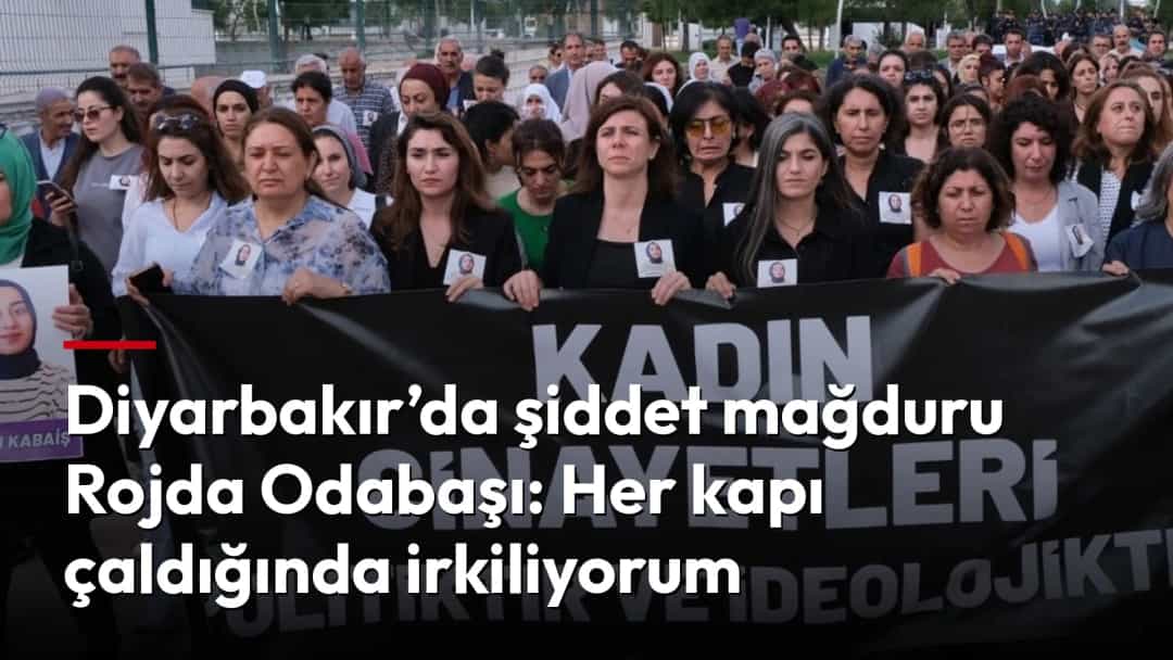 Kadınlar, “Kadın cinayetleri politiktir ve ideolojiktir” yazılı pankartın arkasında yürüyüş düzenliyor.