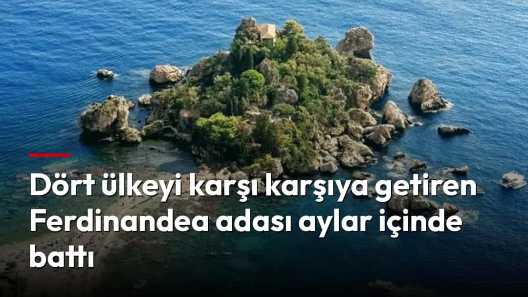Mavi denizin ortasında kayalık ve bitki örtüsüyle kaplı küçük bir ada