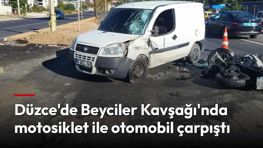 Düzce'deki kavşakta çarpışan motosiklet ve hasar gören otomobil, kaza sonrası yolda görülüyor.
