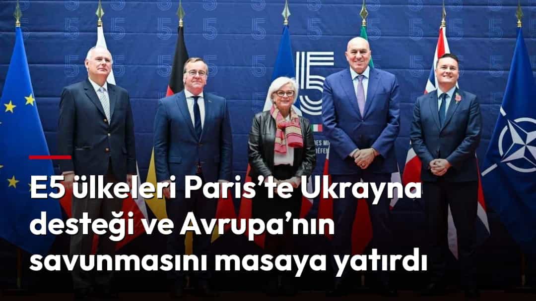 E5 ülkelerinin temsilcileri, Avrupa Birliği ve NATO bayraklarının önünde toplu fotoğraf için poz veriyor.