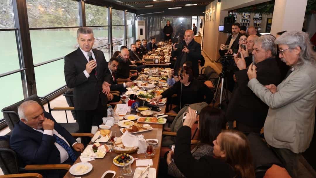 Artvin Valisi Turan Ergün gazetecilerle bir araya geldi görseli