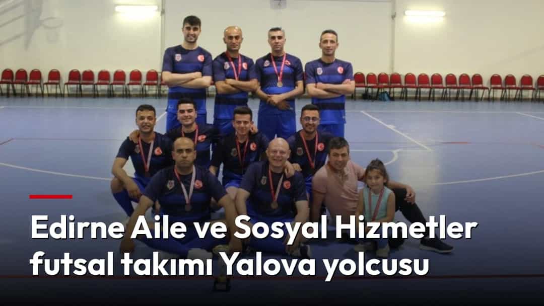 Futsal takımı, spor salonunda madalyalarıyla birlikte toplu fotoğraf çektiriyor.