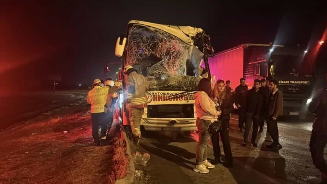 Gece meydana gelen kazada hasar gören tur otobüsünün çevresinde ekipler inceleme yapıyor.