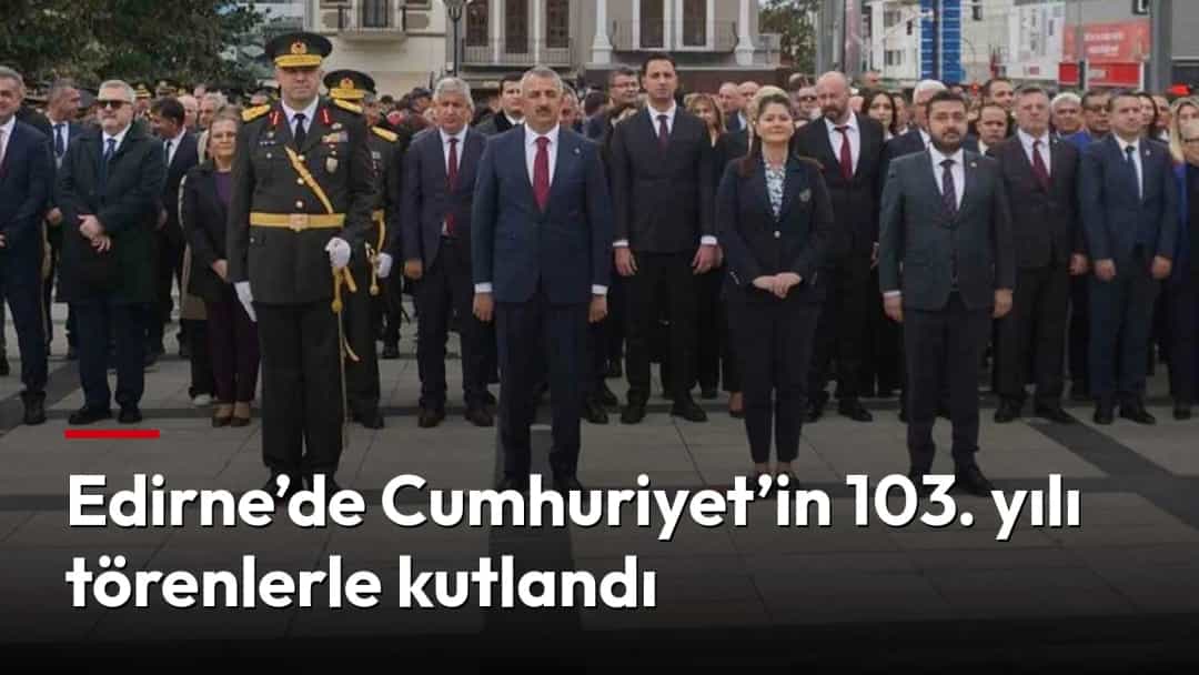 Edirne’de Cumhuriyet Bayramı kutlamalarında tören alanında bir araya gelen protokol üyeleri ve vatandaşlar