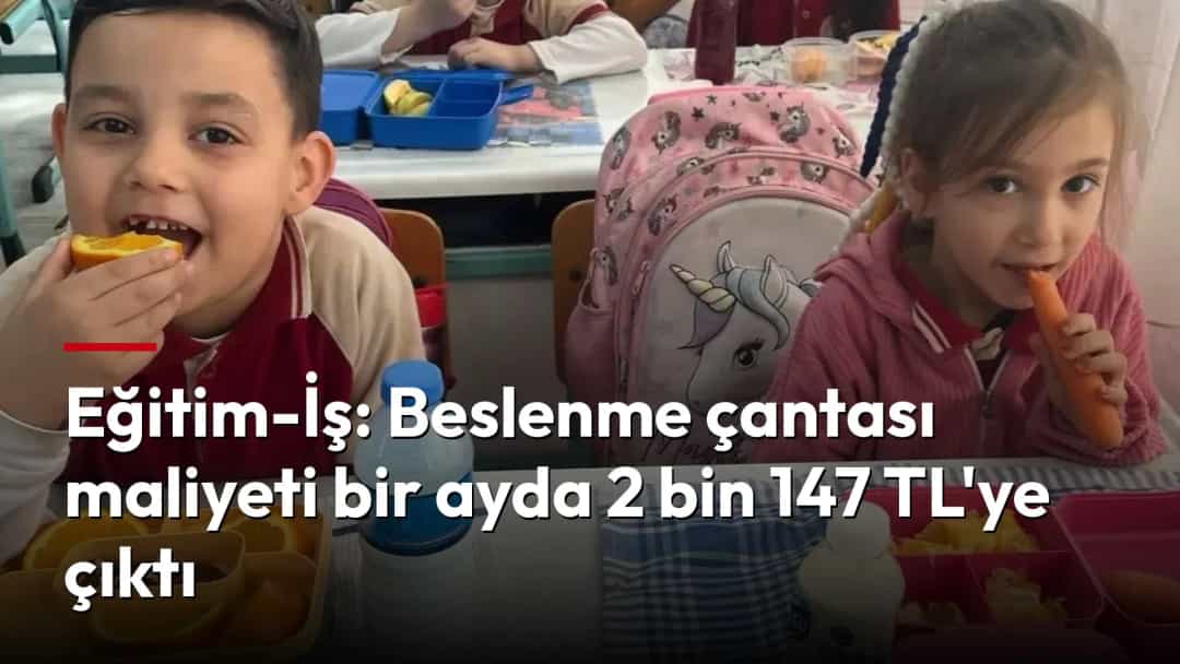 Öğrenciler okulda beslenme çantalarındaki yiyecekleri yiyor.