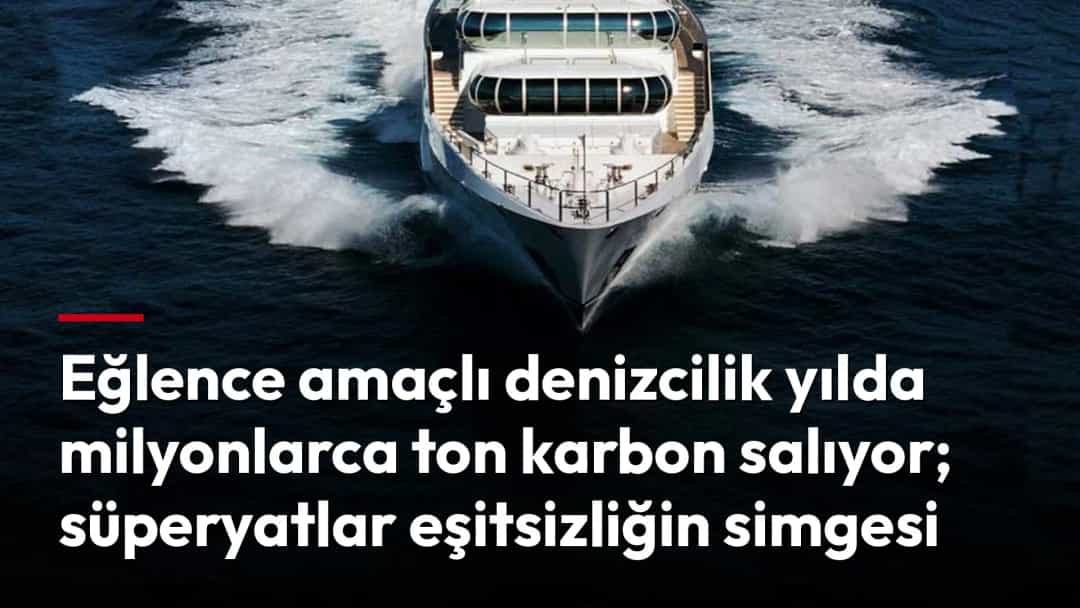 Açık denizde ilerleyen büyük bir süperyat arkasında geniş bir köpüklü iz bırakıyor.