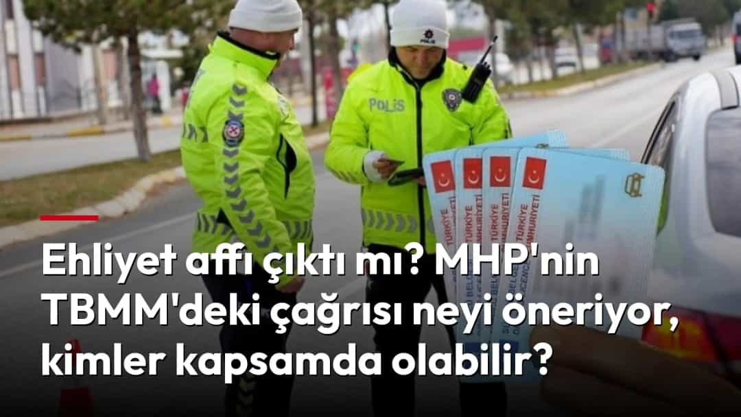 Bir elde tutulan sürücü belgeleri, arka planda trafik polisleri