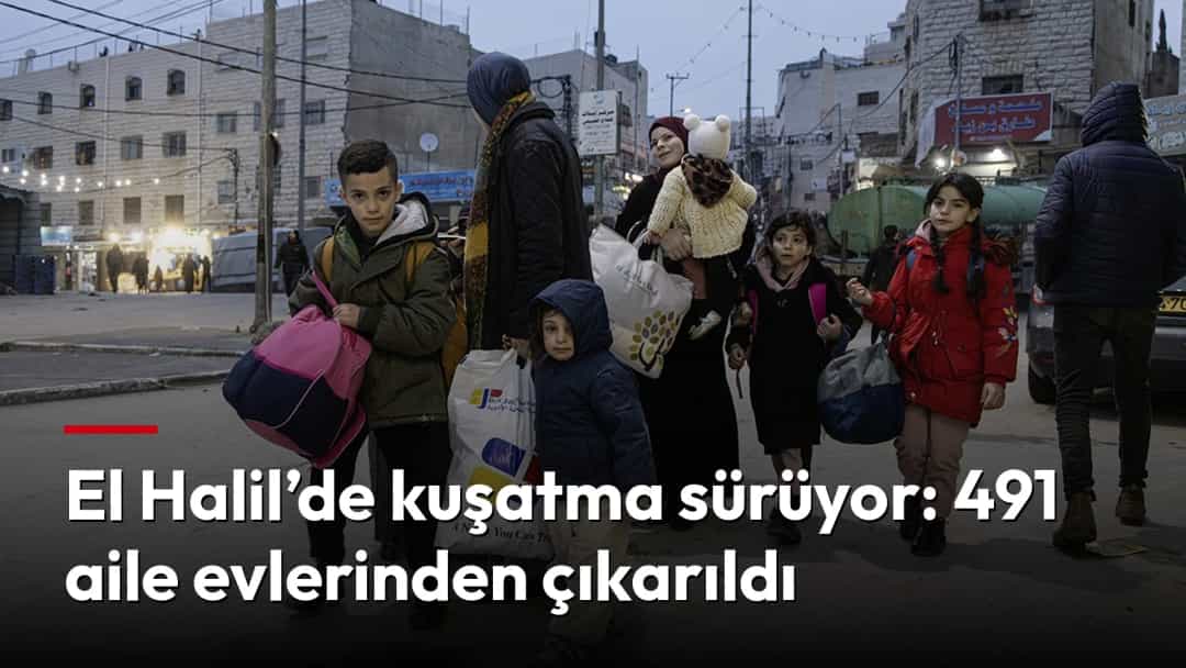El Halil’de evlerinden ayrılan aileler, yanlarına alabildikleri eşyalarla sokakta ilerliyor.