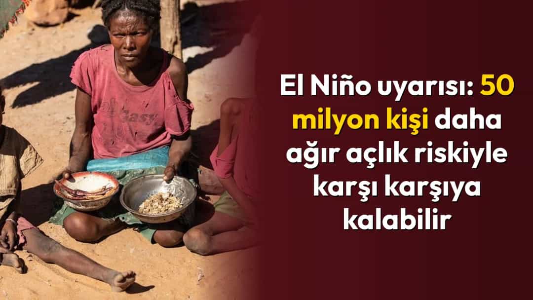 Kurak ve kumlu bir alanda oturan çocuklar, önlerindeki kaplardaki yiyeceklerle besleniyor.