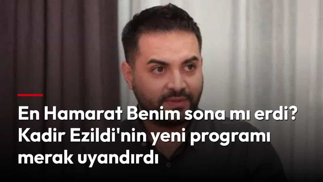 Kadir Ezildi koyu renk gömlekle bir odada otururken