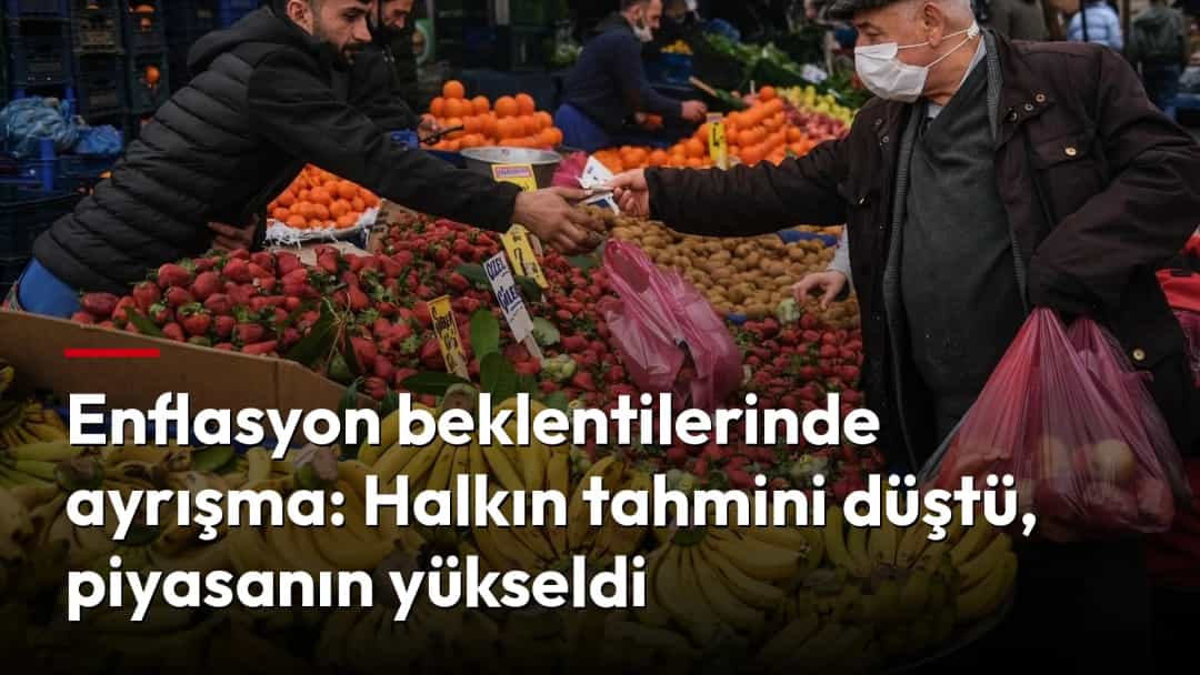 Bir müşteri semt pazarında meyve ve sebze tezgâhından alışveriş yapıyor.