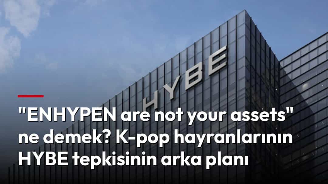 HYBE'nin Seul'deki genel merkez binasının cephesindeki şirket logosu.