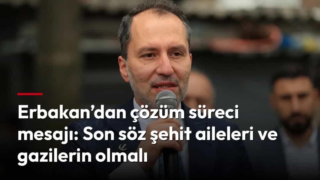 Fatih Erbakan bir konuşma sırasında elinde mikrofon tutuyor.