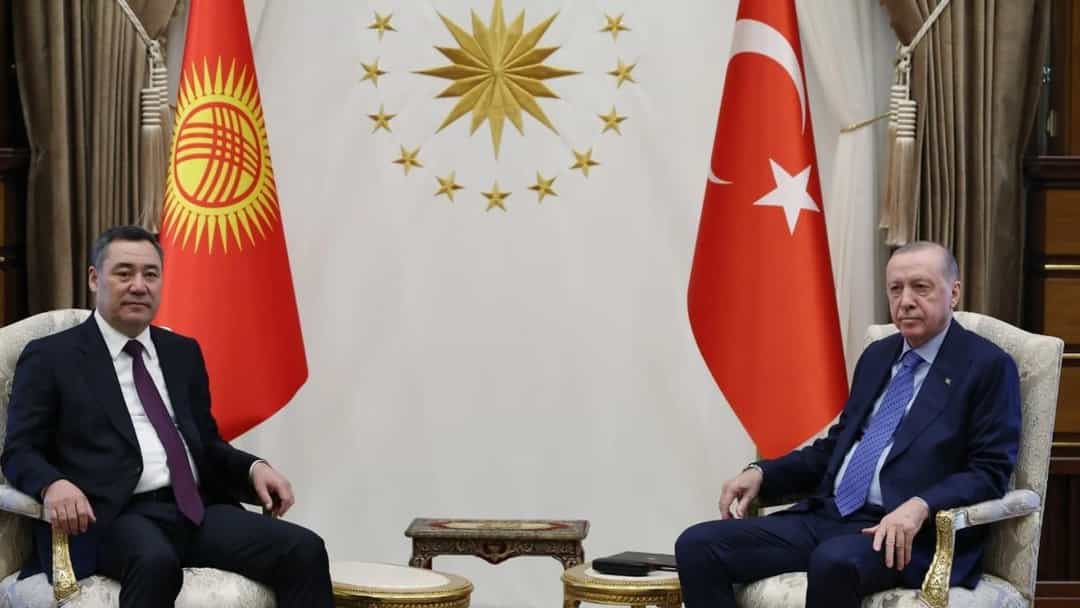 Recep Tayyip Erdoğan, Kırgızistan Cumhurbaşkanı Sadır Caparov ile görüşmesinde.