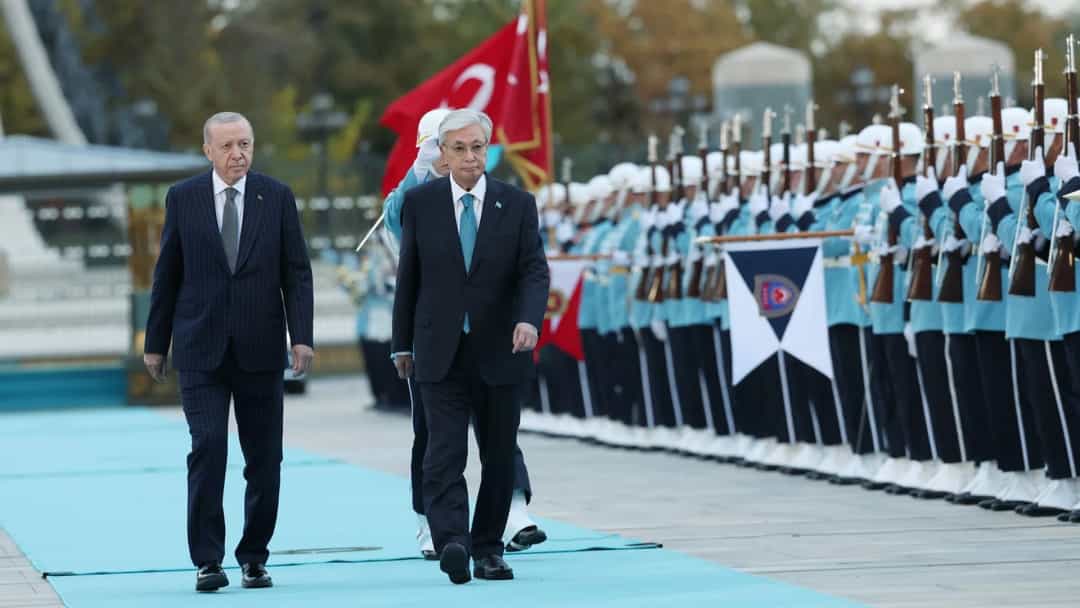Recep Tayyip Erdoğan ve Kasım Cömert Tokayev, resmi karşılama töreninde askerî kıtayı selamlayarak yürüyor.