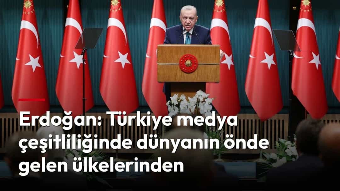 Recep Tayyip Erdoğan, Türk bayrakları önünde kürsüde konuşma yapıyor.