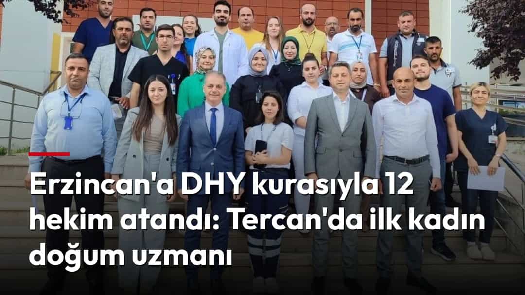 Erzincan’a atanan hekimler bir binanın önünde toplu fotoğraf çektiriyor.