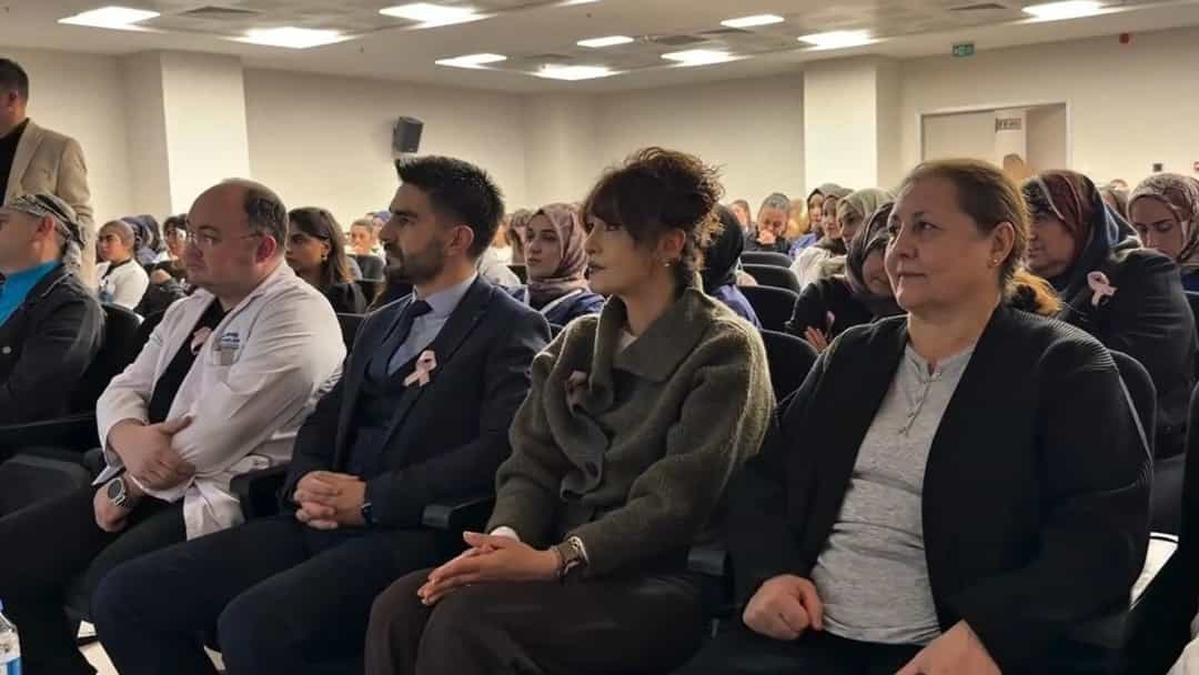 Meme kanserinde erken tanı bilgilendirme etkinliğine katılan sağlık çalışanları ve dinleyiciler.
