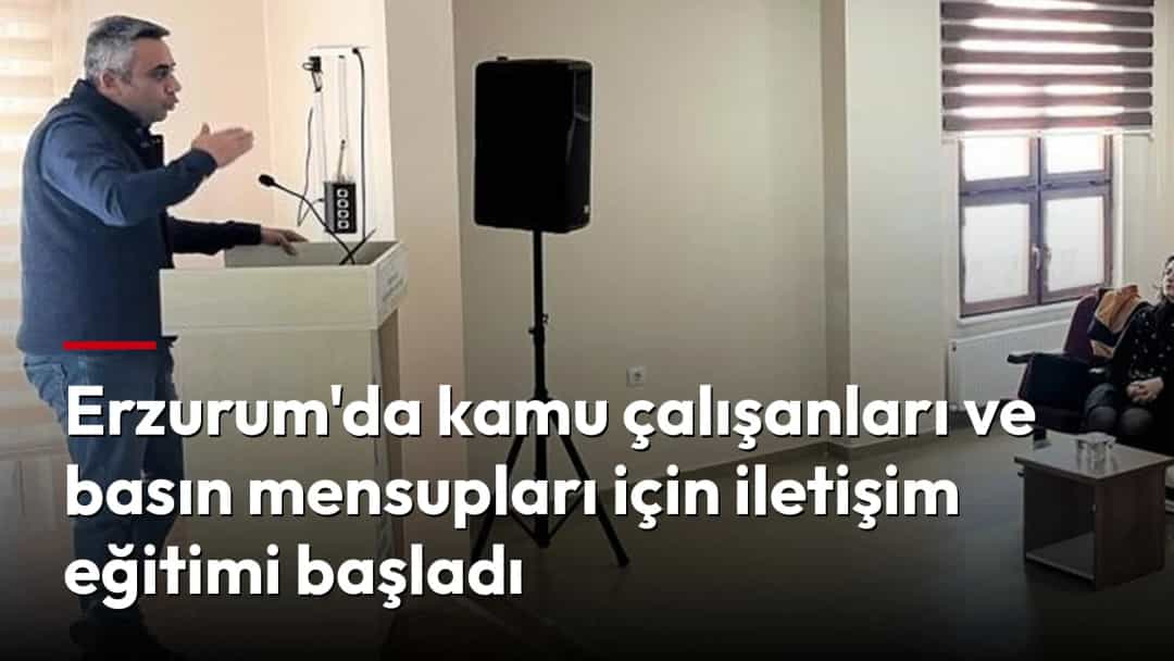 Bir eğitmen, salondaki katılımcılara iletişim eğitimi veriyor.