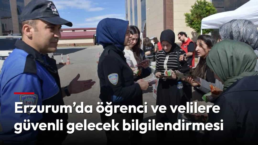 Polis ekipleri, açık alanda öğrenci ve velilere bilgilendirme materyalleri dağıtıyor.