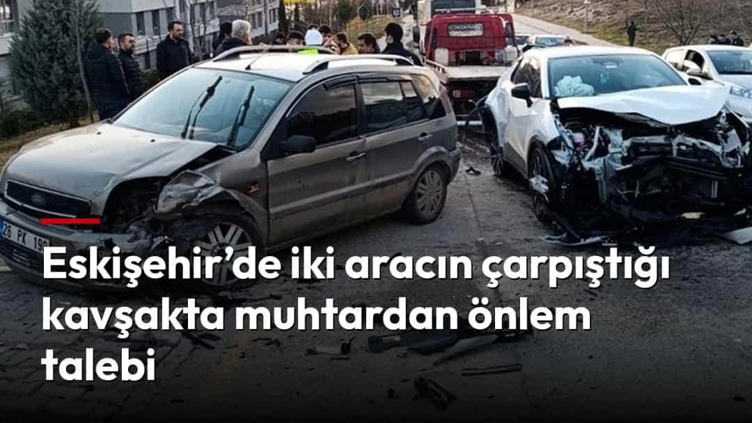 Kavşakta çarpışan iki otomobilin hasarlı hâli ve yola saçılan araç parçaları