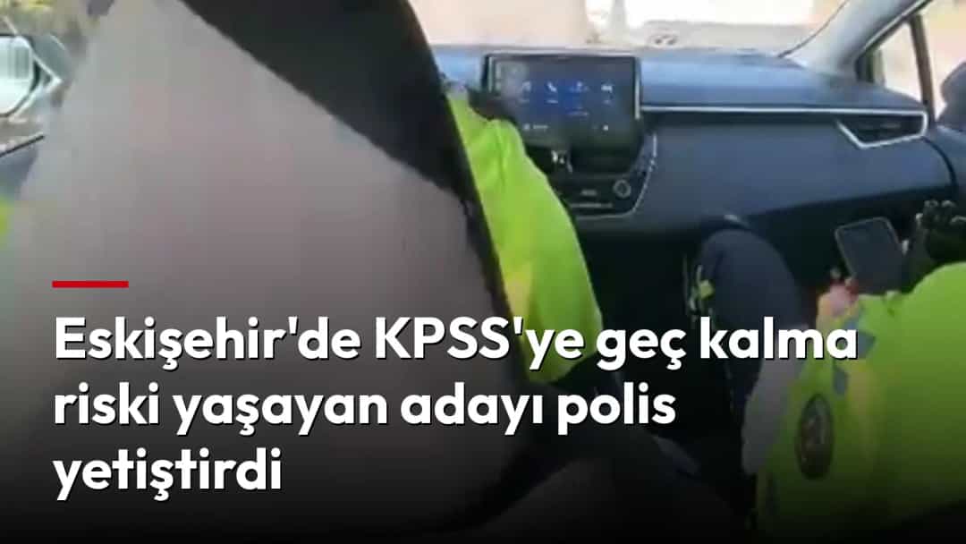 Reflektörlü üniformalı polisler otomobilin içinde görülüyor.