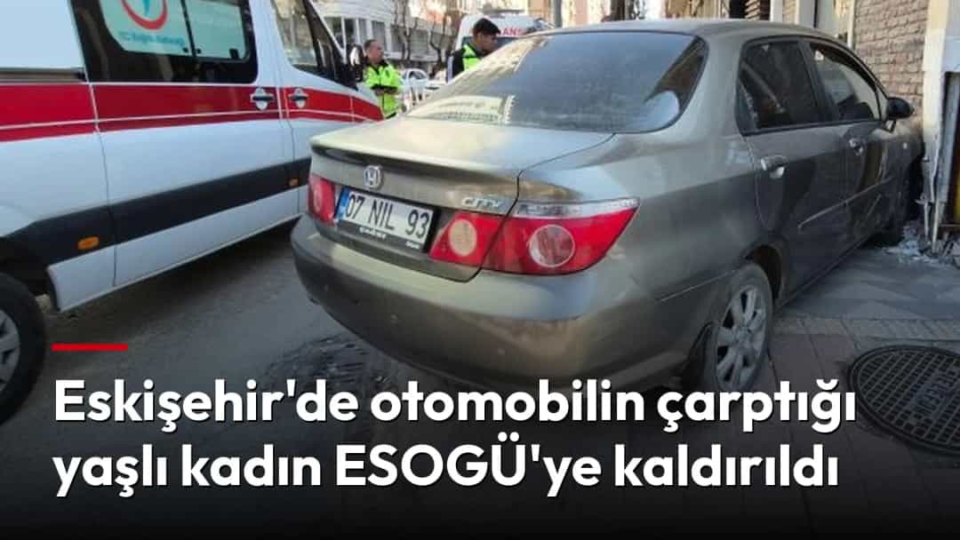 Bir otomobilin kaldırım kenarında durduğu olay yerinde ambulans ve çevredeki kişiler görülüyor.