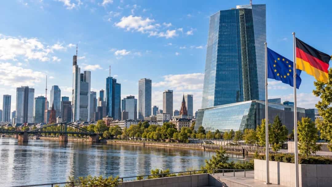Frankfurt’ta Avrupa Merkez Bankası binası ve şehir silüeti önünde Avrupa Birliği ile Almanya bayrakları.
