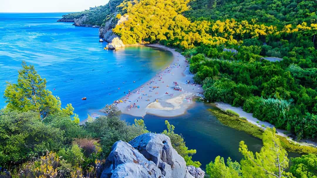 Antalya’da yeni turizm rekoru: Bir günde 100 bini aşkın yabancı turist geldi görseli