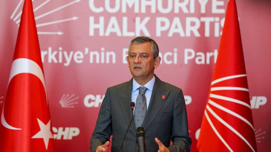 Özgür Özel'den belediye operasyonlarına: Kimse bu kumpaslara boyun eğmeyecek görseli