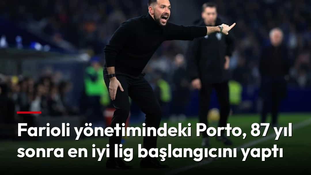 Porto Teknik Direktörü Francesco Farioli, saha kenarında oyuncularına talimat veriyor.