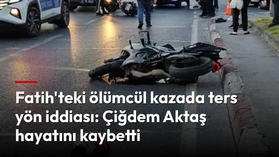 Yol kenarında kaza sonrası devrilmiş motosiklet ve kasklar; olay yerinde polis ve araçlar görülüyor.