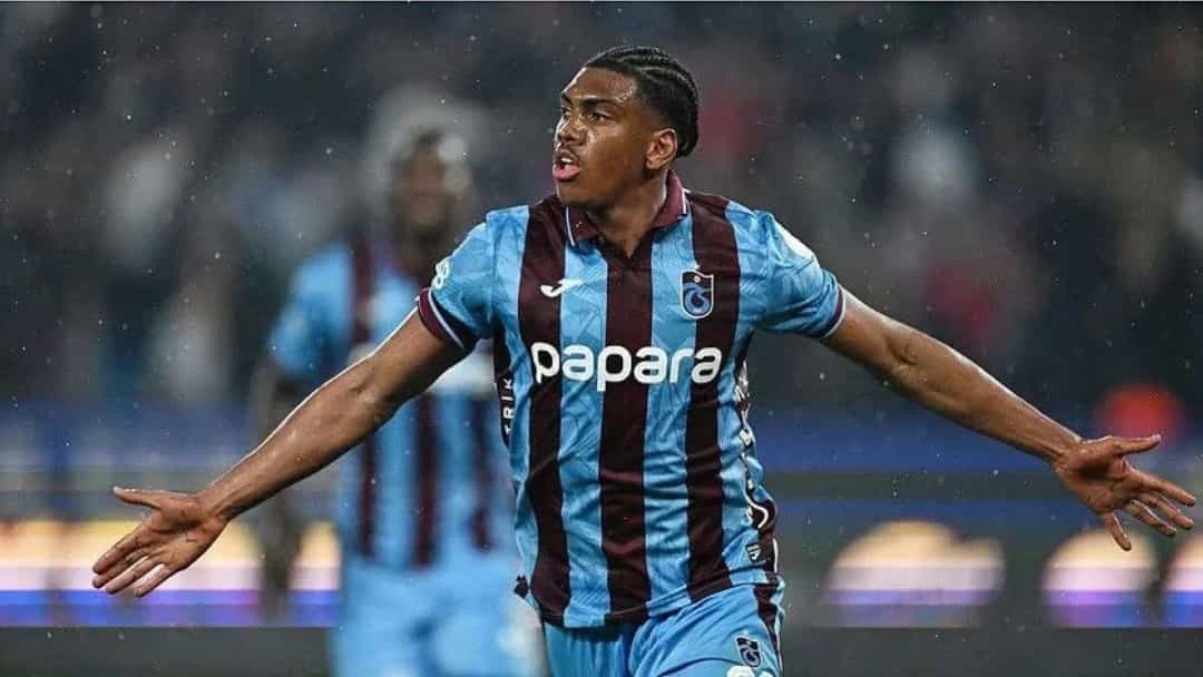 Felipe Augusto, Trabzonspor formasıyla kollarını iki yana açarak gol sevincini yaşıyor.