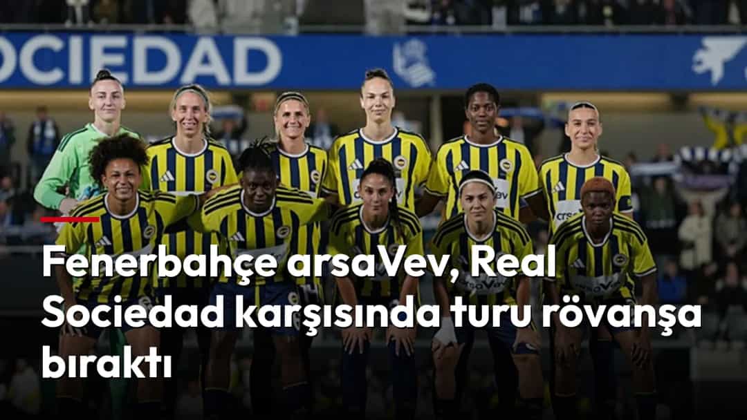 Fenerbahçe kadın futbol takımı, maç öncesi sahada takım fotoğrafı için poz veriyor.