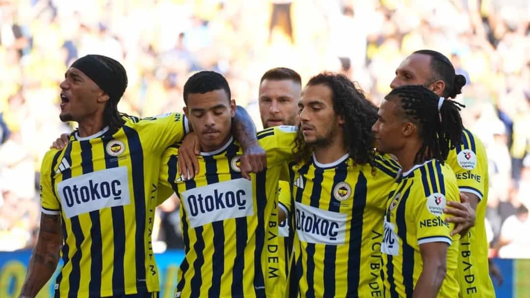 Matteo Guendouzi, Fenerbahçeli takım arkadaşlarıyla birlikte maç sırasında.