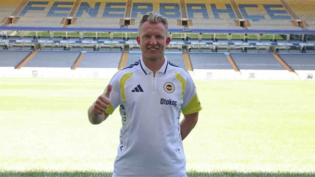 Dirk Kuyt, Fenerbahçe formasıyla stadyumda poz veriyor.