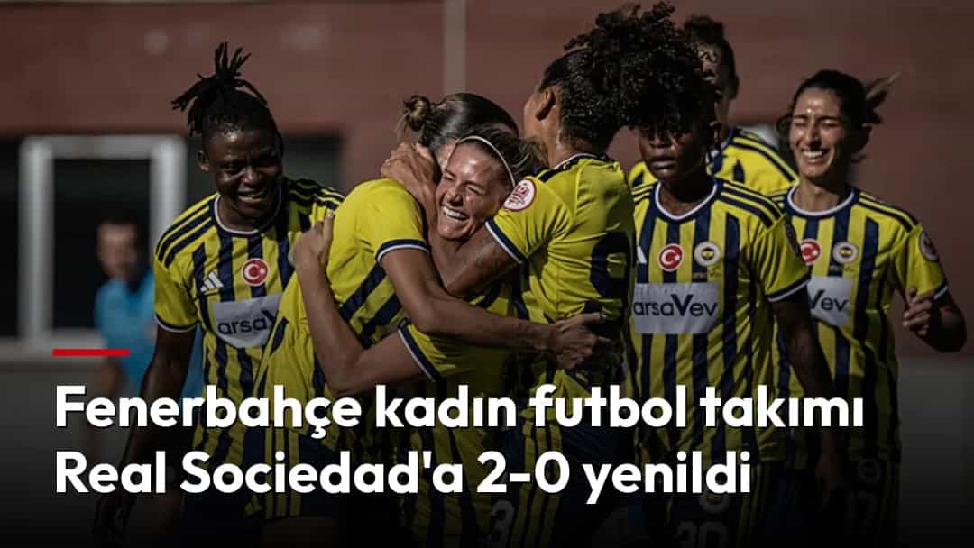 Fenerbahçe Kadın Futbol Takımı oyuncuları sahada galibiyet sevinci yaşıyor.